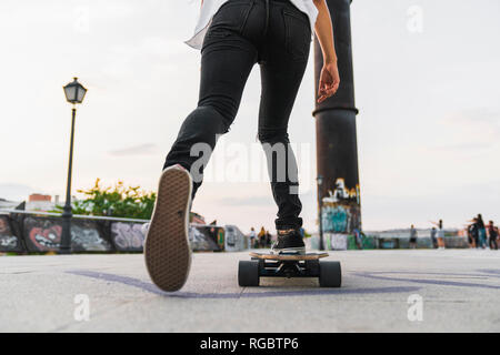 Nahaufnahme der jungen Frau reiten Skateboard in der Stadt Stockfoto