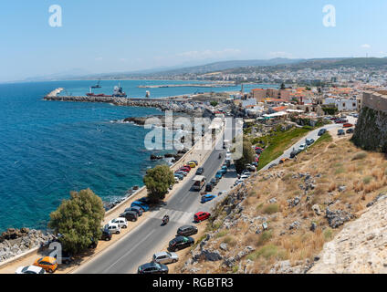 Luftaufnahme auf die Küstenlinie der Stadt Rethymno, Kreta, Griechenland Stockfoto