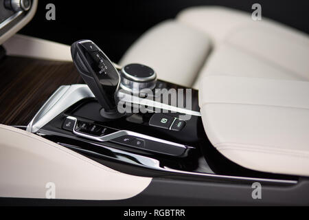 Katowice, Polen -05.17 .2017 Automatisches Getriebe, der BMW 5er, Modell 2017 Stockfoto