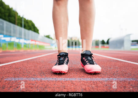 Füße eines Läufers, stehend auf der Rennstrecke Stockfoto