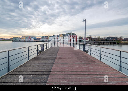 Niederlande, Holland, Rotterdam, Houten am Abend Stockfoto