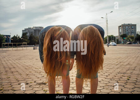 Redheaded Zwillinge in der Stadt, Headbangen Stockfoto