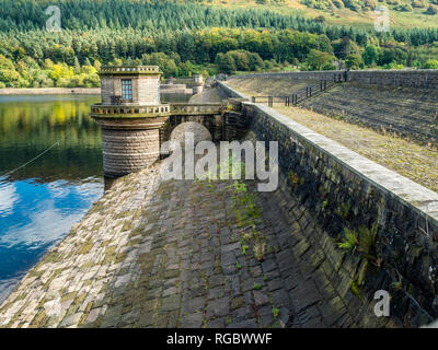 Grossbritannien, England, Derbyshire, Peak District, Ladybower Reservoir, Staumauer Stockfoto