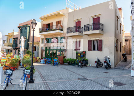 ETHYMNO, Griechenland - AUGUST 2018: Stadt Hof mit abgestellte Fahrräder und Cargo Bus. Stockfoto