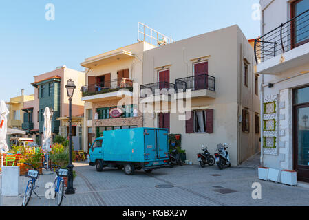 ETHYMNO, Griechenland - AUGUST 2018: Stadt Hof mit abgestellte Fahrräder und Cargo Bus. Stockfoto