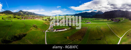 Deutschland, Bayern, Schwaben, Oberallgaeu, Obermaiselstein und Sonderdorf mit Feldern Stockfoto