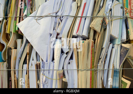 HONG KONG - Oktober 25, 2015: Nahaufnahme von Stapel von Papier für das Recycling in Hong Kong Stockfoto