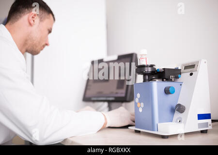 Wissenschaftler arbeiten im Labor Stockfoto
