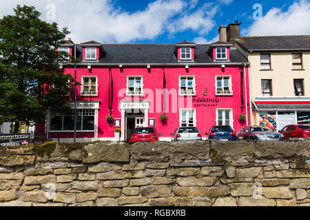 Old Customs House, die jetzt ein wunderschönes Gasthaus im Belcoo, County Fermanagh, N. Irland. Über die nahe gelegene Brücke ist Blacklion in der Republik Irland. Stockfoto