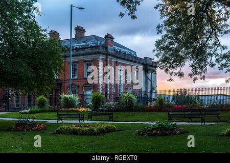 Blick vom Schloss Gärten in Richtung Gebäude auf der Castle Street, Lisburn, Nordirland. Stockfoto