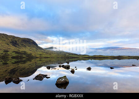 Großbritannien, Schottland, Scottish Highlands, Glencoe, Rannoch Moor, Lochan na h €™ Achlaise Stockfoto