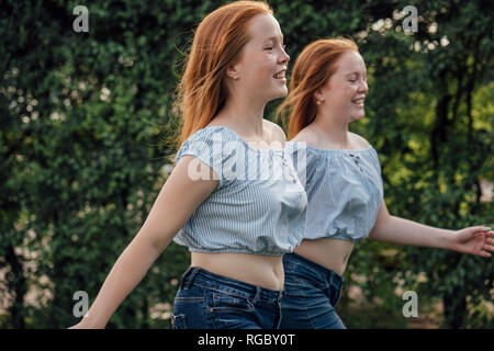 Redheaded Zwillinge läuft Stockfoto