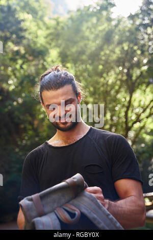 Spanien, Kanarische Inseln, La Palma, lächeln Wanderer mit Rucksack in einem Wald Stockfoto