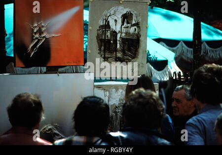 AJAXNETPHOTO. 1977. MONT MARTRE, Paris, Frankreich. Modernste Bewunderer - Menschen bewundern DIE ARBEIT VON RODICA 'RODY' ILIESCU (B 1950), die in der berühmten Place du Tertre. Foto: Jonathan Eastland/AJAX REF: 907717 014 Stockfoto