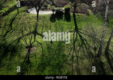 AJAXNETPHOTO. 2011. LOUVECIENNES, FRANKREICH. - PRIVATER GARTEN FÜR DIE BEWOHNER VON WOHNUNGEN IN EINER DOMÄNE AUF HÖHEN NORDÖSTLICH DES DORFZENTRUMS MIT BLICK AUF DIE SEINE; EINER VON VIELEN ORTEN IN DER GEGEND, DIE VON IMPRESSIONISTISCHEN MALERN DES 19. JAHRHUNDERTS WIE ALFRED SISLEY, CAMILLE PISSARRO, AUGUSTE RENOIR UND ANDEREN VOR DER MODERNEN NEUGESTALTUNG DER LANDSCHAFT BESUCHT WURDEN. FOTO: JONATHAN EASTLAND/AJAX REF: FX112703 5137 Stockfoto