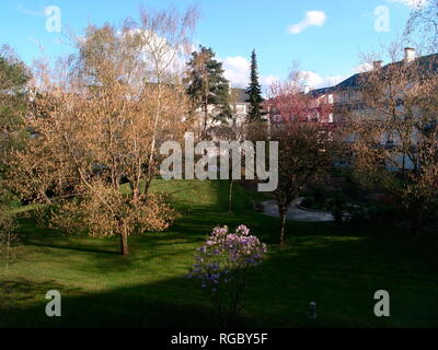 AJAXNETPHOTO. 2008. LOUVECIENNES, Frankreich. - PRIVATE FRÜHLING GARTEN FÜR DIE BEWOHNER VON WOHNUNGEN IN EINER DOMÄNE AUF HÖHEN NÖRDLICH DER DORFMITTE MIT BLICK AUF DEN FLUSS SEINE; EINES VON VIELEN ORTEN IN DER GEGEND VON 19. Jahrhundert impressionistischen Malern wie Alfred Sisley, Camille Pissarro, Auguste Renoir UND ANDERE VOR MODERNEN NEUGESTALTUNG DER LANDSCHAFT. Foto: Jonathan Eastland/AJAX REF: GR 080804 10642 Stockfoto