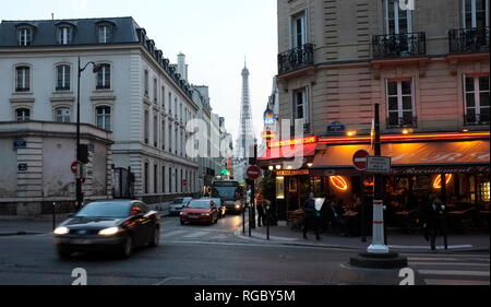 AJAXNETPHOTO. PARIS, Frankreich. - Dämmerung IN DER STADT, AN DER KREUZUNG VON BOULEVARD DE LA TOUR MAUBORG UND RUE SAINT DOMINIQUE IM 7. ARR. Mit dem Eiffelturm sichtbares Zentrum. Rechts IST DAS RESTAURANT CAFE LE RECRUTEMENT. Foto: Jonathan Eastland/AJAX REF: FX 112703 5377 Stockfoto