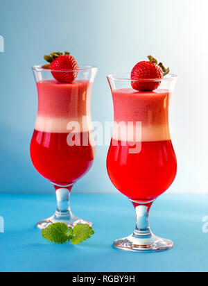 Italienische dessert Panna Cotta mit Süßigkeiten in Form der Herzen auf rosa Hintergrund in Valentines Tag Stockfoto