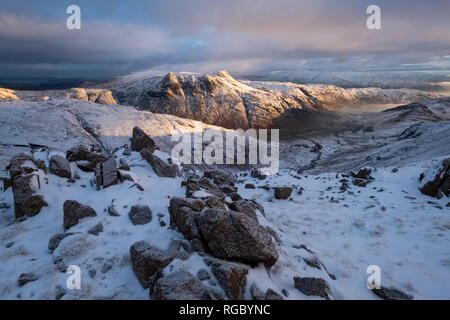 Die Langdale Pikes im Winter unter Schnee Stockfoto