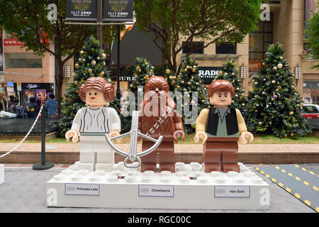 Hongkong - ca. Dezember 2015: lebensgrosse Lego Figuren von Prinzessin Leia, Chewbacca, Han Solo an der Kraft weckt Ausstellung in Times Square Stockfoto