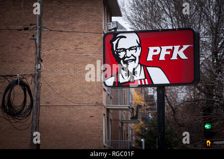 MONTREAL, KANADA - 9 November, 2018: PFK Logo auf einem lokalen Restaurant in Montreal. Poulet Fritte Kentucky ist die Quebec Name des KFC Kentucky Fried Chicke Stockfoto