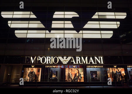 HONG KONG - Oktober 25, 2015: Emporio Armani Zeichen auf einem Gebäude in Hong Kong Stockfoto