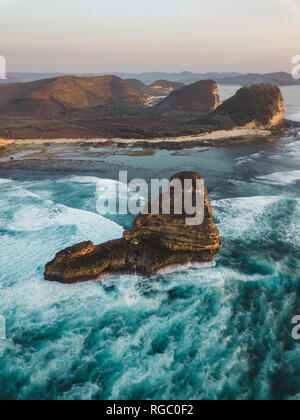 Indonesien, Lombok, Luftaufnahme von Felsformation in der Nähe von Kuta. Stockfoto