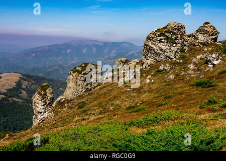 Babin zub (Zahn) Der Gramdmather ist die schönsten Gipfel des Stara Planina (Balkan). Die eindrucksvolle und großen markanten Felsen Stockfoto