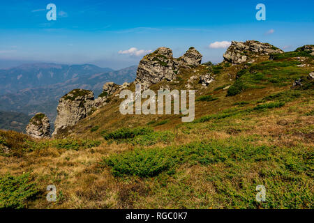 Babin zub (Zahn) Der Gramdmather ist die schönsten Gipfel des Stara Planina (Balkan). Die eindrucksvolle und großen markanten Felsen Stockfoto