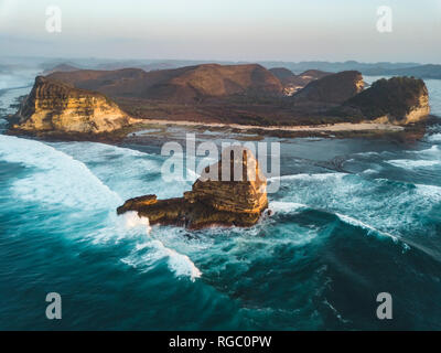 Indonesien, Lombok, Luftaufnahme von Felsformation in der Nähe von Kuta. Stockfoto