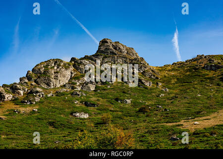 Babin zub (Zahn) Der Gramdmather ist die schönsten Gipfel des Stara Planina (Balkan). Die eindrucksvolle und großen markanten Felsen Stockfoto