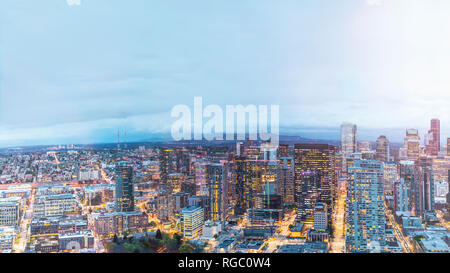 USA, Washington, Seattle, Skyline, Innenstadt am Abend Stockfoto