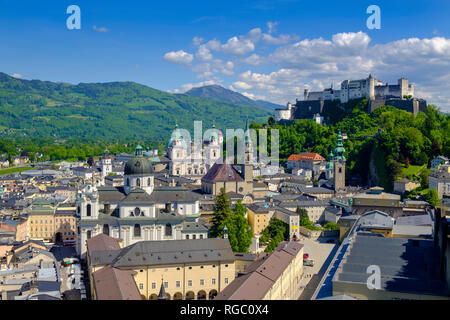 Österreich, Salzburg Land, Salzburg, Blick vom Moenchsberg, Altstadt mit Hochschule Kirche, die Kathedrale und die Festung Hohensalzburg Stockfoto