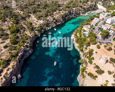 Spanien, Balearen, Mallorca, Llucmajor, Luftbild der Bucht von Cala Pi und Torre de Cala Pi Stockfoto