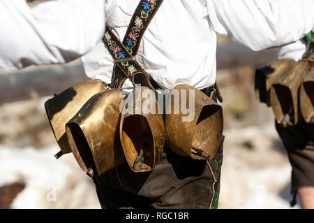 Deutschland, Bayern, Mittenwald, traditionelle Karnevalsumzug, bell Rührer, Glocken Stockfoto