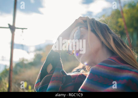 Junge Frau auf einer Wanderung Sonnenbrille tragen Stockfoto