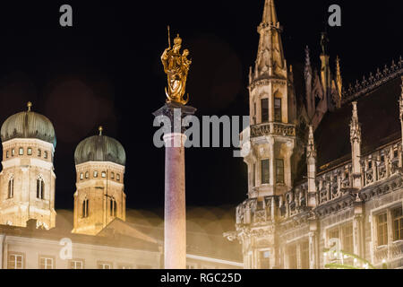 Deutschland, München, St. Mary's Spalte mit Kathedrale Unserer lieben Frau und dem Alten Rathaus im Hintergrund Stockfoto