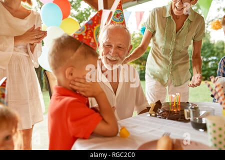 Glückliche Großfamilie auf einem Garten Geburtstag Stockfoto