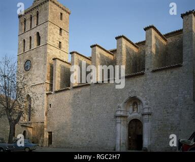 FACHADA PRINCIPAL Y TORRE DE LA CATEDRAL. Lage: Catedral. Spanien. Stockfoto