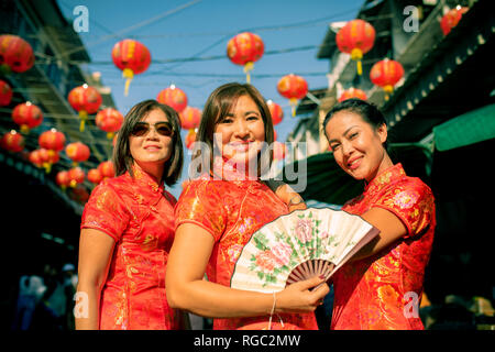 Drei asiatische Frau mit der chinesischen Tradition Kleidung toothy Lächeln in yaowarat Straße china Bangkok Thailand Stockfoto