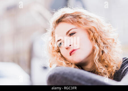 Porträt von Tagträumen junge Frau Stockfoto