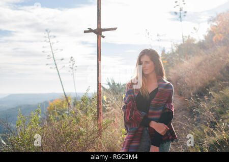 Spanien, Alquezar, junge Frau auf einer Wanderung das Tragen einer Decke Stockfoto