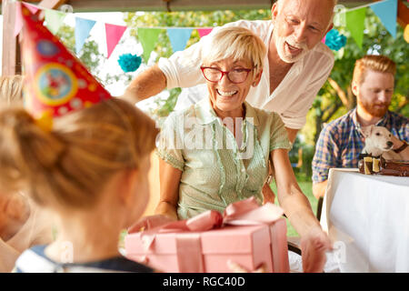 Glückliche Großfamilie auf einem Garten Geburtstag Stockfoto