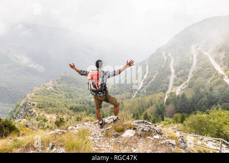 Italien, Massa, Mann wandern und genießen den Blick in die Apuanischen Alpen Stockfoto