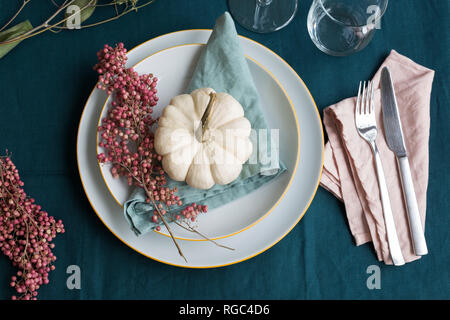 Herbstliche Tischdekoration mit weißen dekorative Staude und rosa Pfefferkörner Stockfoto