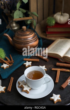 Herbstliche Stillleben mit Tasse Tee und Zimt Sterne Stockfoto