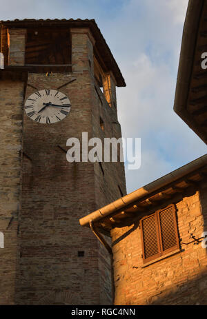 Blick auf den Uhrturm von der Piazza Fortebraccio, Umbrien, Italien. Stockfoto