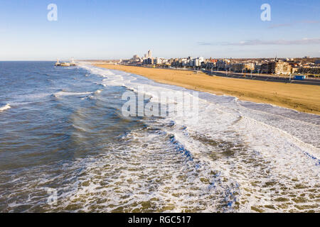 Küste von Scheveningen mit der Pier Die Niederlande Stockfoto
