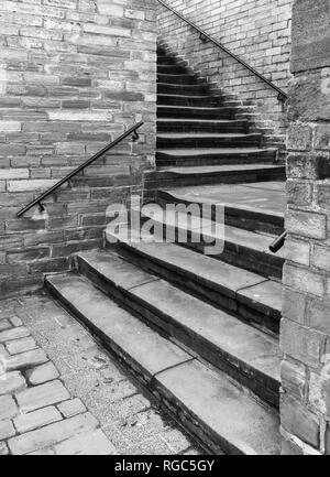 Zwei Sätze von außerhalb Schritte im rechten Winkel zu einander, Saltaire, Yorkshire. Stockfoto