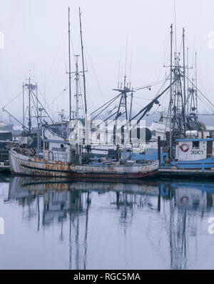 USA, Oregon, Newport, Fischerboote am Hafen in Newport an einem nebligen Morgen. Stockfoto